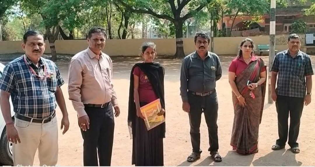 ಬಡತನದ ಬೇಗೆಗೆ ಬೆನ್ನುಮಾಡಿದ್ದ ವಿದ್ಯಾರ್ಥಿನಿ: ದ್ರಾಕ್ಷಿ ತೋಟದಿಂದ ಪರೀಕ್ಷಾ ಕೇಂದ್ರಕ್ಕೆ ಕರೆತಂದ ಅಧಿಕಾರಿಗಳು