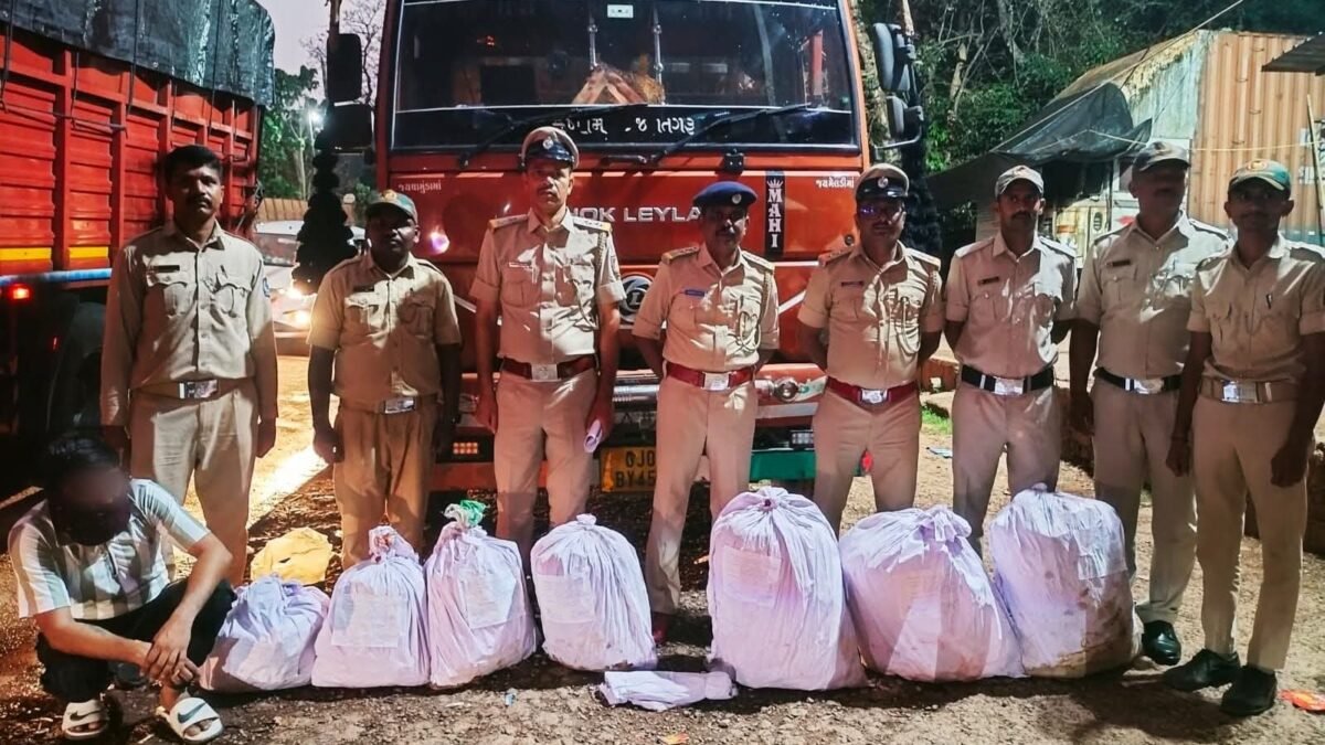 ಜೋಯಿಡಾ: ಕಾಂಕ್ರೀಟ್ ಪಂಪ್‌ನಲ್ಲಿ ಮದ್ಯ ಸಾಗಾಟ; ಅಬಕಾರಿ ಇಲಾಖೆ ಭರ್ಜರಿ ಕಾರ್ಯಾಚರಣೆ, ₹45 ಲಕ್ಷದ ಸ್ವತ್ತು ಜಪ್ತಿ