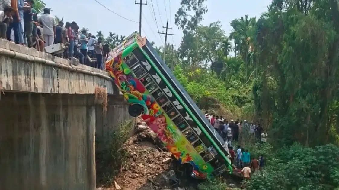 ಭದ್ರಾವತಿ: ನಿಯಂತ್ರಣ ತಪ್ಪಿ ಸೇತುವೆಯಿಂದ ಹಳ್ಳಕ್ಕೆ ಬಿದ್ದ ಖಾಸಗಿ ಬಸ್; 30 ಪ್ರಯಾಣಿಕರು ಪ್ರಾಣಾಪಾಯದಿಂದ ಪಾರು
