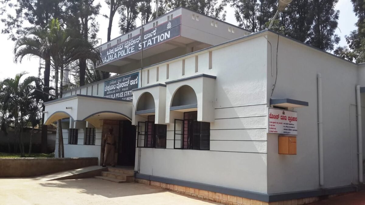 ಕಾರ್ಯಕ್ರಮದಲ್ಲಿ ಕಳುವಾಗಿದ್ದ ಜಂಗಮವಾಣಿ, ಹುಡುಕಿದ್ದು 1 ಐಫೋನ್ ಸಿಕ್ಕಿದ್ದು 3 ಮೊಬೈಲ್ ಫೋನ್, ಠಾಣಾ ಜಮೀನಿನ ಮೇಲೆ ಆರೋಪಿ ಬಿಡುಗಡೆ