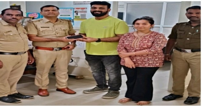 ಸಂಜಯನಗರ ಪೊಲೀಸರ ಭರ್ಜರಿ ಕಾರ್ಯಾಚರಣೆ, ಕೇವಲ ಎರಡು ಗಂಟೆಗಳಲ್ಲಿ ಕಳವಾದ ಮೊಬೈಲ್ ಪತ್ತೆ, ತಾಂತ್ರಿಕ ಕುಶಲತೆಯಿಂದ ಆರೋಪಿಯನ್ನು ಹಿಡಿದು ದೂರುದಾರರಿಗೆ ಫೋನ್ ಹಸ್ತಾಂತರ