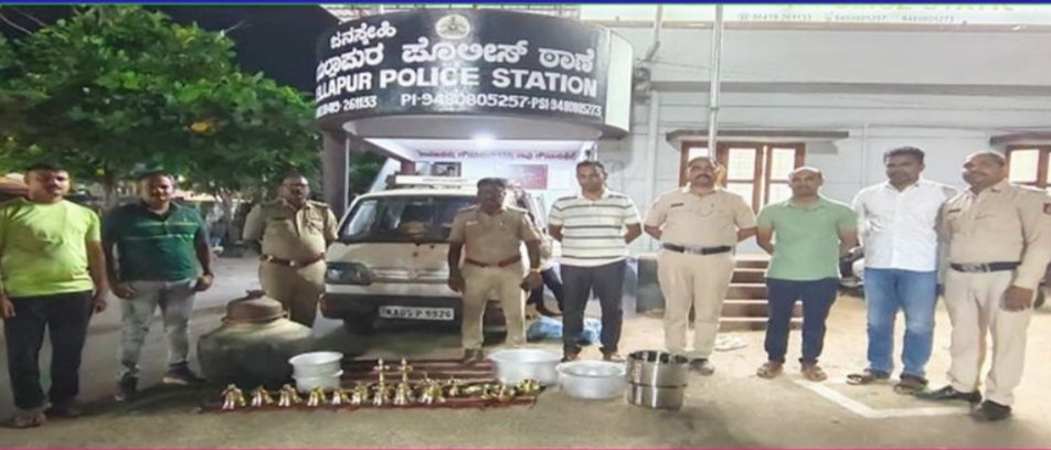 ದೇವಸ್ಥಾನದ ಕಳ್ಳತನ ಪ್ರಕರಣ ಭೇದಿಸಿದ ಯಲ್ಲಾಪುರ ಪೊಲೀಸರು: ಆರೋಪಿಯ ಬಂಧನ, ಲಕ್ಷಾಂತರ ಮೌಲ್ಯದ ಸ್ವತ್ತು ಜಪ್ತಿ!