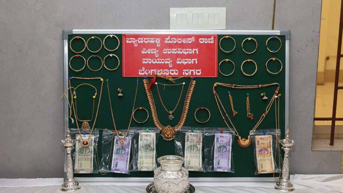 ಕಾಶಿ ಯಾತ್ರೆಗೆ ಹೋದಾಗ ಕಳ್ಳತನ ಮಾಡಿದ ಖದೀಮರ ಆಟ ಆಯಿತು ಕ್ಲೋಸ್, ಖಚಿತ ಮಾಹಿತಿ ಬೆನ್ನತ್ತಿ ಇಬ್ಬರು ಕಳ್ಳರ ಹೆಡೆಮುರಿ ಕಟ್ಟಿದ ರೋಸ್ಟರ್ ಪೊಲೀಸ್, ಅರವತ್ನಾಲ್ಕು ಲಕ್ಷಕ್ಕೂ ಅಧಿಕ ಮೌಲ್ಯದ ಚಿನ್ನ-ಬೆಳ್ಳಿ ಜಪ್ತಿ ಮಾಡಿದ ಖದರ್ ಖಾಕಿ ಬಾಸ್