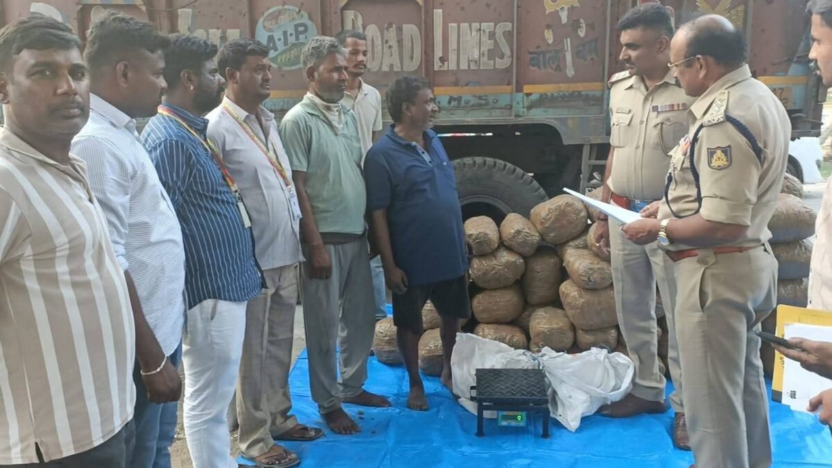 ಜಿಗಣಿ ಪೊಲೀಸರ ಭರ್ಜರಿ ಕಾರ್ಯಾಚರಣೆ: ‘ಪುಷ್ಪ’ ಸಿನಿಮಾ ಶೈಲಿಯಲ್ಲಿ ಗಾಂಜಾ ಸಾಗಿಸುತ್ತಿದ್ದ ಪೆಡ್ಲರ್‌ಗಳ ಬಂಧನ; 1.25 ಕೋಟಿ ಮೌಲ್ಯದ ಮಾಲು ವಶ