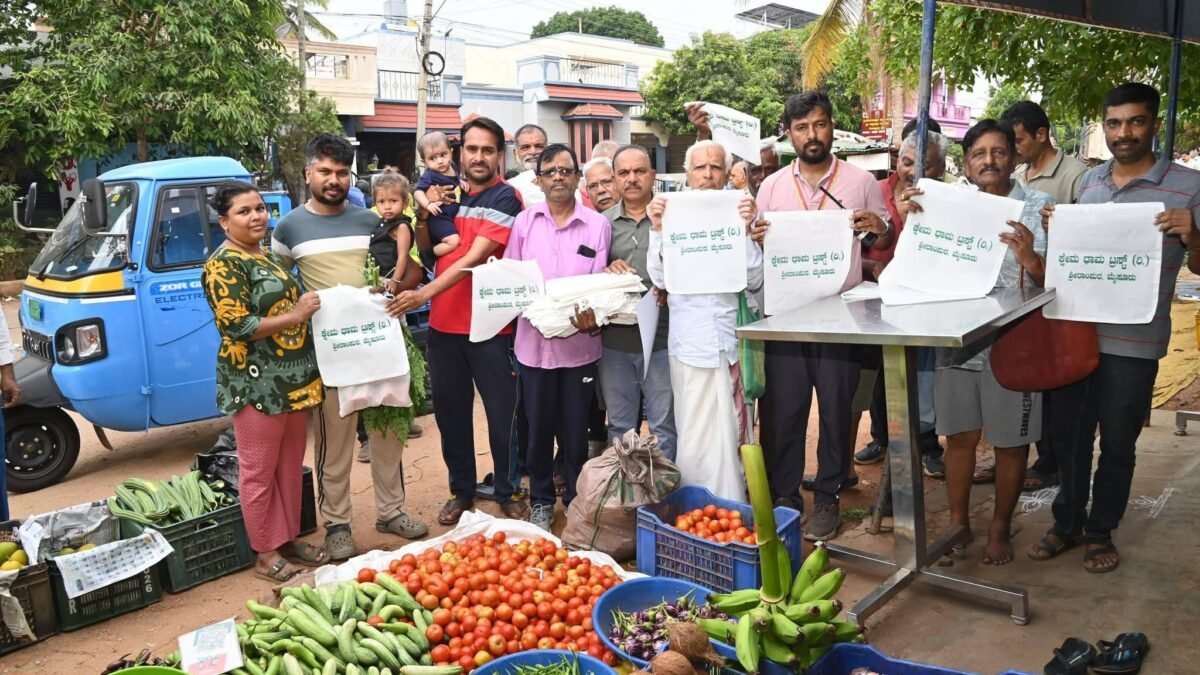 ಪ್ಲಾಸ್ಟಿಕ್ ಬಿಡಿ, ಬಟ್ಟೆ ಬ್ಯಾಗ್ ಬಳಸಿ: ಮೈಸೂರಿನಲ್ಲಿ ಕ್ಷೇಮಧಾಮ ಟ್ರಸ್ಟ್ ವತಿಯಿಂದ ಪರಿಸರ ಜಾಗೃತಿ