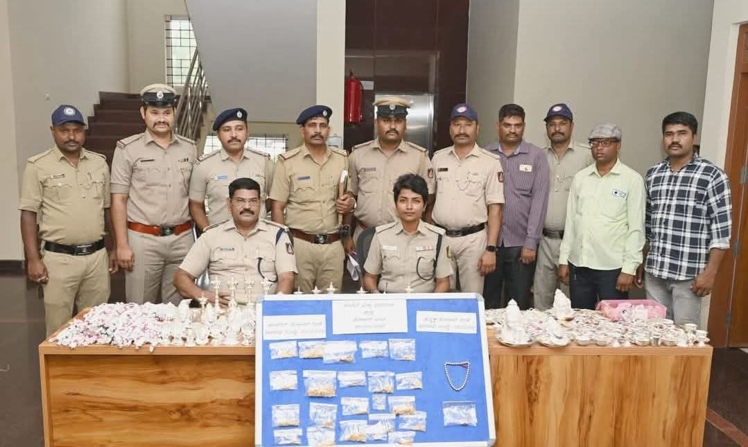 ಹಾವೇರಿ ಪೊಲೀಸರ ಭರ್ಜರಿ ಆಪರೇಷನ್: ದಾಖಲೆಯಿಲ್ಲದೆ ಸಾಗಿಸುತ್ತಿದ್ದ ಬರೋಬ್ಬರಿ ₹1.15 ಕೋಟಿ ಮೌಲ್ಯದ ಚಿನ್ನ-ಬೆಳ್ಳಿ ಆಭರಣಗಳು ವಶ!