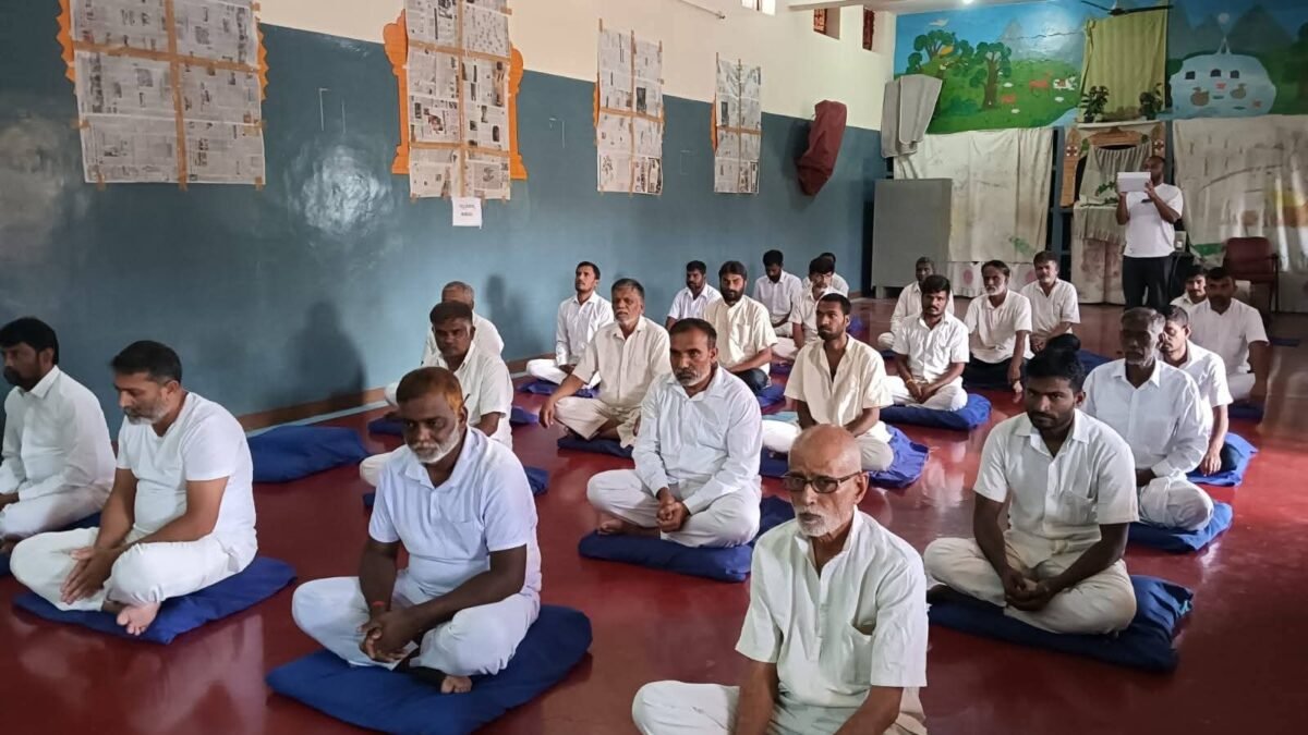 ಬೆಂಗಳೂರು ಕೇಂದ್ರ ಕಾರಾಗೃಹದಲ್ಲಿ 10 ದಿನಗಳ ‘ವಿಪಶ್ಯನ’ ಧ್ಯಾನ ಶಿಬಿರ: ಭಾಗವಹಿಸಿದ ಕೈದಿಗಳಿಗೆ 15 ದಿನಗಳ ವಿಶೇಷ ಪೆರೋಲ್ ಮಂಜೂರು!