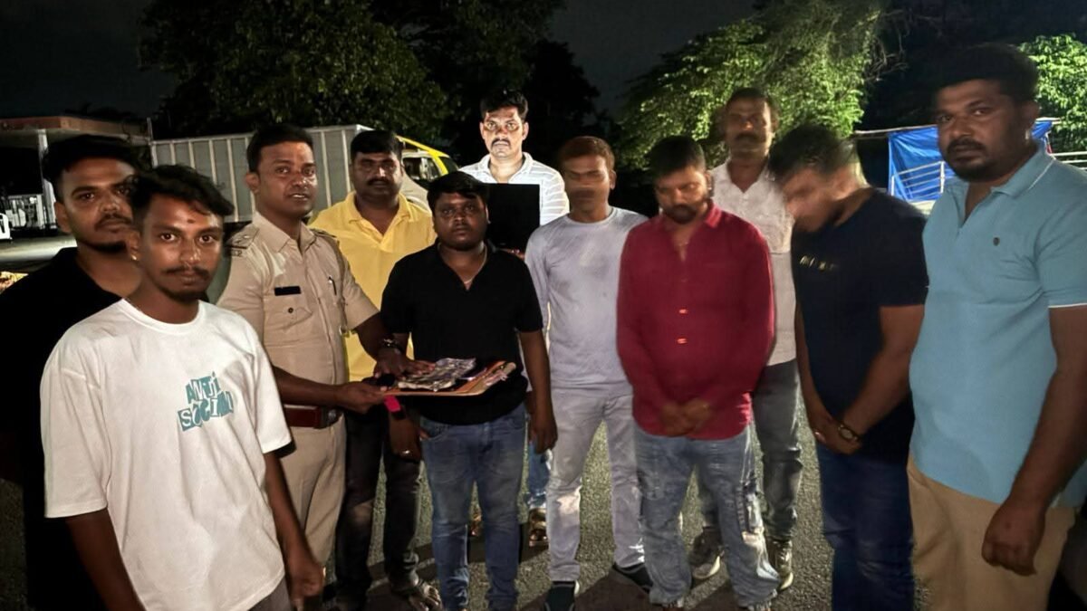 ಶಿವಮೊಗ್ಗದಲ್ಲಿ ಖಾಕಿ ಭರ್ಜರಿ ಬೇಟೆ: ರಸ್ತೆ ಬದಿ ಕಾರಿನಲ್ಲೇ ಐಪಿಎಲ್ ಬೆಟ್ಟಿಂಗ್ ನಡೆಸುತ್ತಿದ್ದ ಐವರ ಬಂಧನ, ಲಕ್ಷಾಂತರ ಮೌಲ್ಯದ ಮಾಲು ಜಪ್ತಿ!