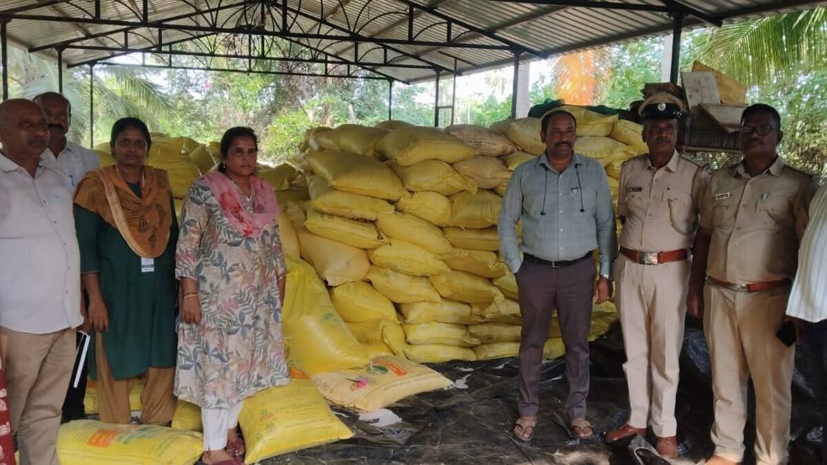 ಮೈಸೂರು: ಕೋಳಿ ಫಾರ್ಮ್ ಮೇಲೆ ಕೃಷಿ ಇಲಾಖೆ ದಾಳಿ; ಅಕ್ರಮವಾಗಿ ದಾಸ್ತಾನು ಮಾಡಿದ್ದ 600 ಬ್ಯಾಗ್ ಯೂರಿಯಾ ಜಪ್ತಿ!