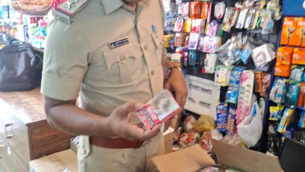 ಆನೇಕಲ್: ಸೂಪರ್ ಮಾರ್ಕೆಟ್ ಮೇಲೆ ಪೊಲೀಸರ ದಿಢೀರ್ ದಾಳಿ; ನಿಷೇಧಿತ ಹುಕ್ಕಾ, ತಂಬಾಕು ಉತ್ಪನ್ನಗಳ ವಶ, ನಾಲ್ವರ ಬಂಧನ