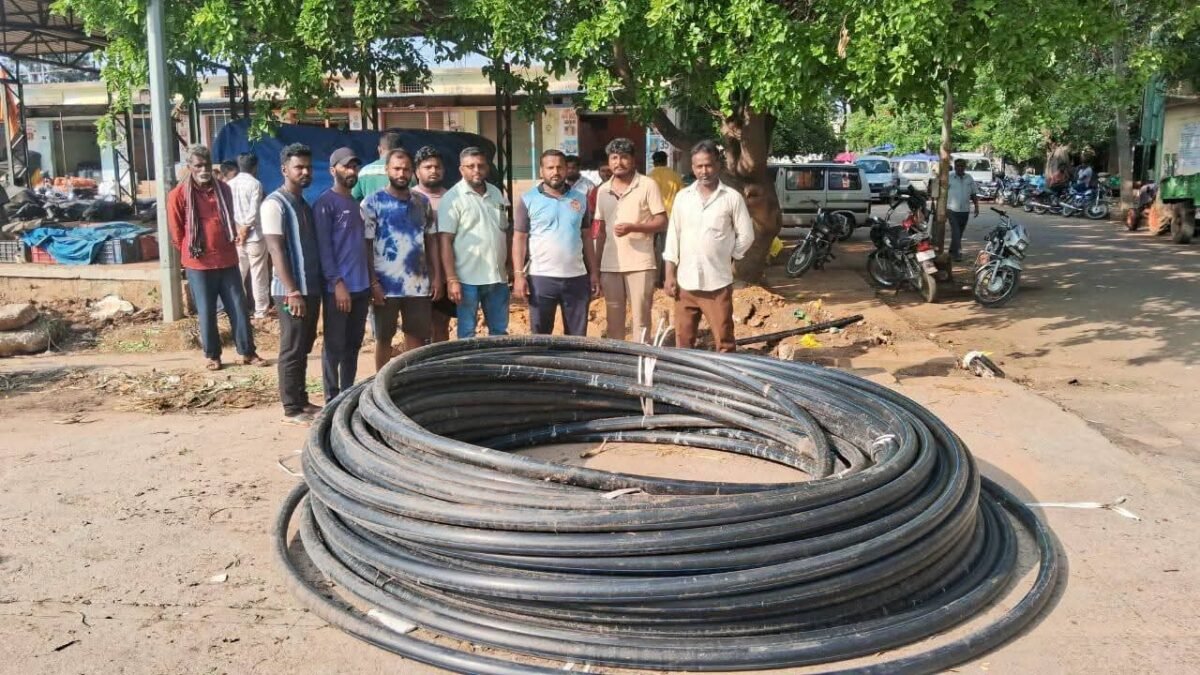 ದೊಡ್ಡಬಳ್ಳಾಪುರ ಎಪಿಎಂಸಿ ಆವರಣದಲ್ಲಿ ಕಳಪೆ ಕಾಮಗಾರಿ ಆರೋಪ: ಪ್ರಶ್ನಿಸಿದ ವರ್ತಕರಿಗೆ ಗುತ್ತಿಗೆದಾರನಿಂದ ಧಮ್ಕಿ, ಅಧಿಕಾರಿಗಳ ವಿರುದ್ಧ ಆಕ್ರೋಶ