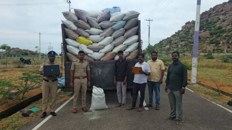 ಬಳ್ಳಾರಿ ಪೊಲೀಸರ ಭರ್ಜರಿ ಕಾರ್ಯಾಚರಣೆ: ಅಕ್ರಮವಾಗಿ ಸಾಗಿಸುತ್ತಿದ್ದ 5.52 ಲಕ್ಷ ಮೌಲ್ಯದ ಪಡಿತರ ಅಕ್ಕಿ ವಶ