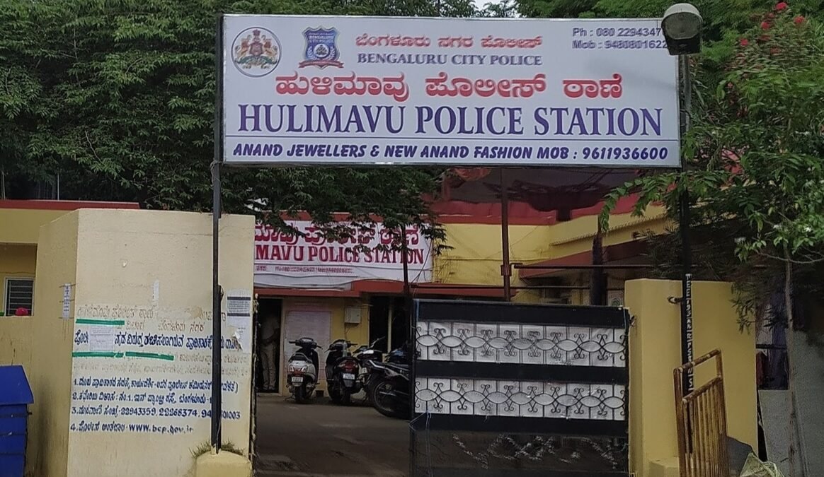 ರಸ್ತೆಯಲಿ ಅಡ್ಡಗಟ್ಟಿ ನಡೆಸಿದರು ದಾಂಧಲೆ, ಸಾಮಾಜಿಕ ಜಾಲತಾಣದಲ್ಲಿ ವೈರಲ್ ಆಯಿತು ಕೃತ್ಯದ ಅಲೆ, ಖಾಕಿ ಪಡೆಯ ಕಾರ್ಯಾಚರಣೆಗೆ ಸಿಕ್ಕಿಬಿದ್ದು ಕ್ಷಮೆ ಕೇಳಿದ ಕುಡುಕ ತಲೆ