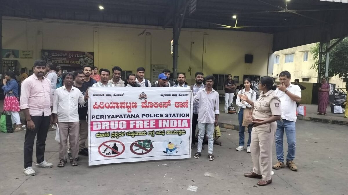 ತಂಬಾಕು ಮುಕ್ತ ಸಮಾಜಕ್ಕೆ ಕರೆ: ಪಿರಿಯಾಪಟ್ಟಣ ಕೆಎಸ್‌ಆರ್‌ಟಿಸಿ ಬಸ್ ನಿಲ್ದಾಣದಲ್ಲಿ ಪೊಲೀಸರಿಂದ ಜಾಗೃತಿ ಅಭಿಯಾನ