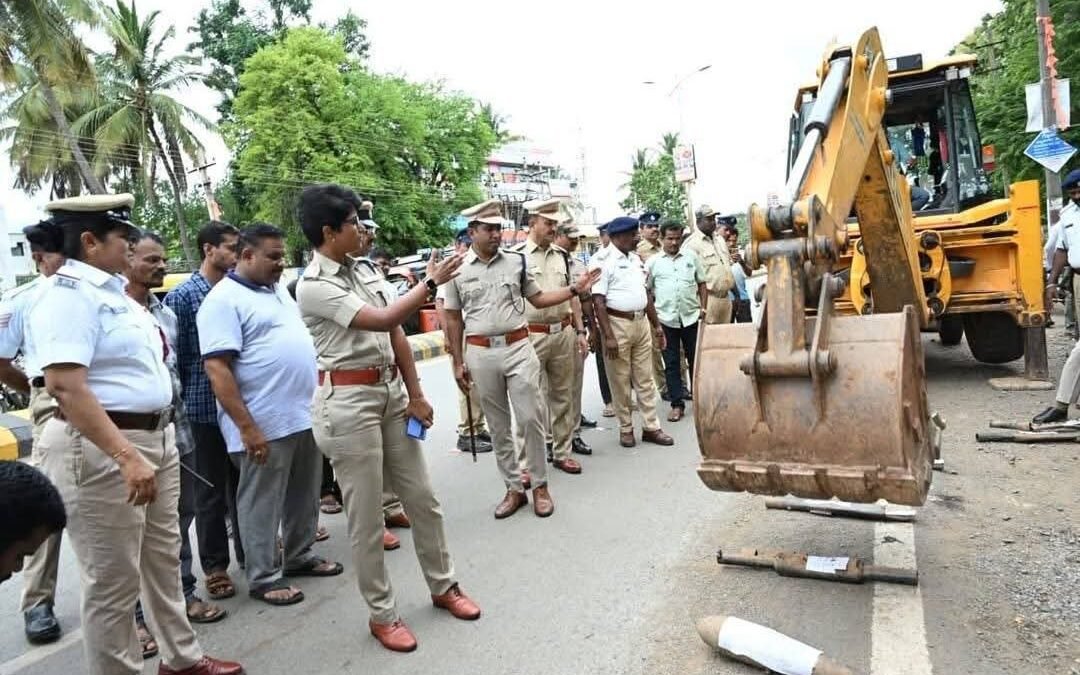 ಶಬ್ದ ಮತ್ತು ವಾಯು ಮಾಲಿನ್ಯಕ್ಕೆ ಬ್ರೇಕ್: ನಿಯಮ ಬಾಹಿರ ದ್ವಿಚಕ್ರ ವಾಹನಗಳ ಸೈಲೆನ್ಸರ್‌ಗಳನ್ನು ವಶಪಡಿಸಿಕೊಂಡು ನಾಶಪಡಿಸಿದ ಹಾವೇರಿ ಸಂಚಾರ ಪೊಲೀಸರು