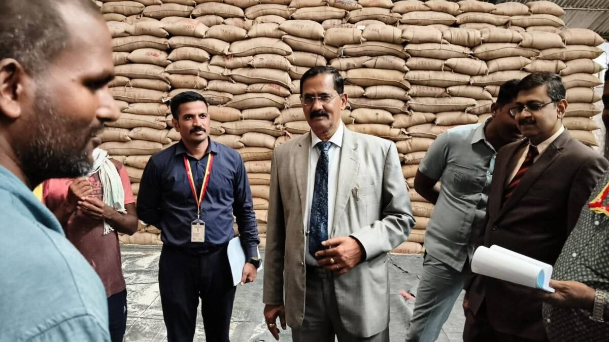 ಬಡವರ ಹೊಟ್ಟೆಗೆ ಕನ್ನ: ಅರ್ಹರ ಅಕ್ಕಿ ಖಾಸಗಿ ಕಂಪನಿಗಳಿಗೆ ಮಾರಾಟ; ಲೋಕಾಯುಕ್ತ ದಾಳಿಯಲ್ಲಿ ಬಯಲಾಯ್ತು ಬೃಹತ್ ಜಾಲ!