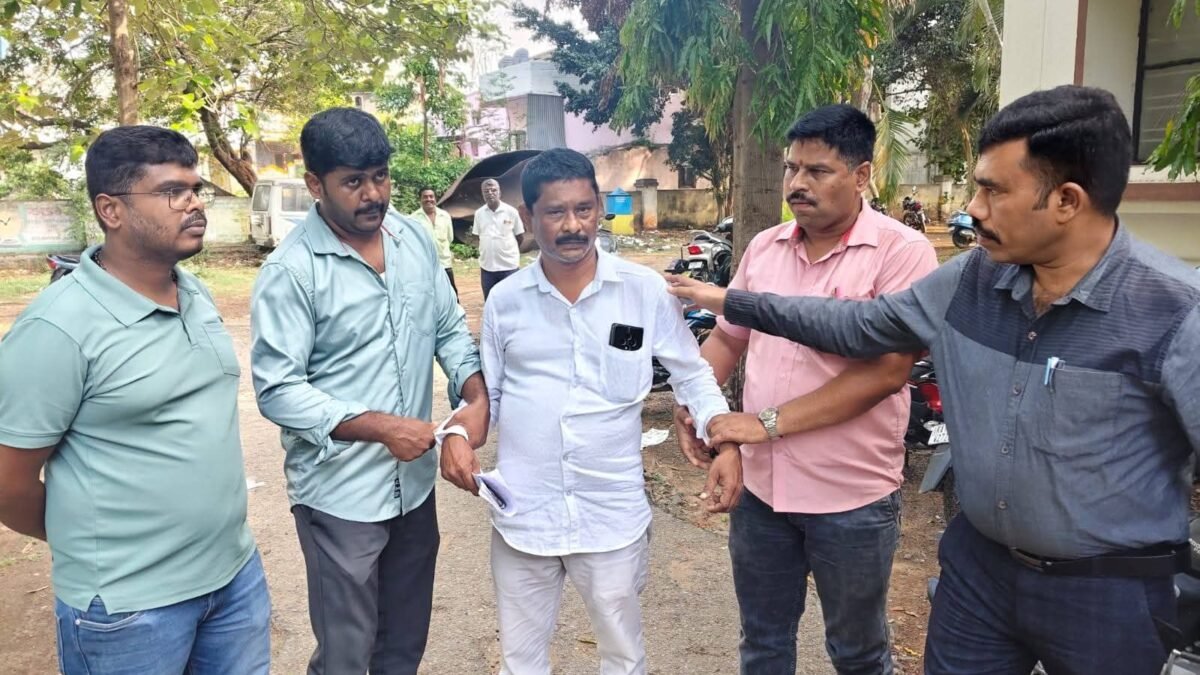 ರೈತನಿಗೆ 2 ಲಕ್ಷ ಪೀಸಲು ಹೋಗಿ 10 ಸಾವಿರ ಮುಂಗಡ ಪಡೆಯುವಾಗಲೇ ರೆಡ್‌ಹ್ಯಾಂಡ್ ಆಗಿ ಲೋಕಾಯುಕ್ತ ಬಲೆಗೆ ಬಿದ್ದ ರೆವಿನ್ಯೂ ಇನ್‌ಸ್ಪೆಕ್ಟರ್!