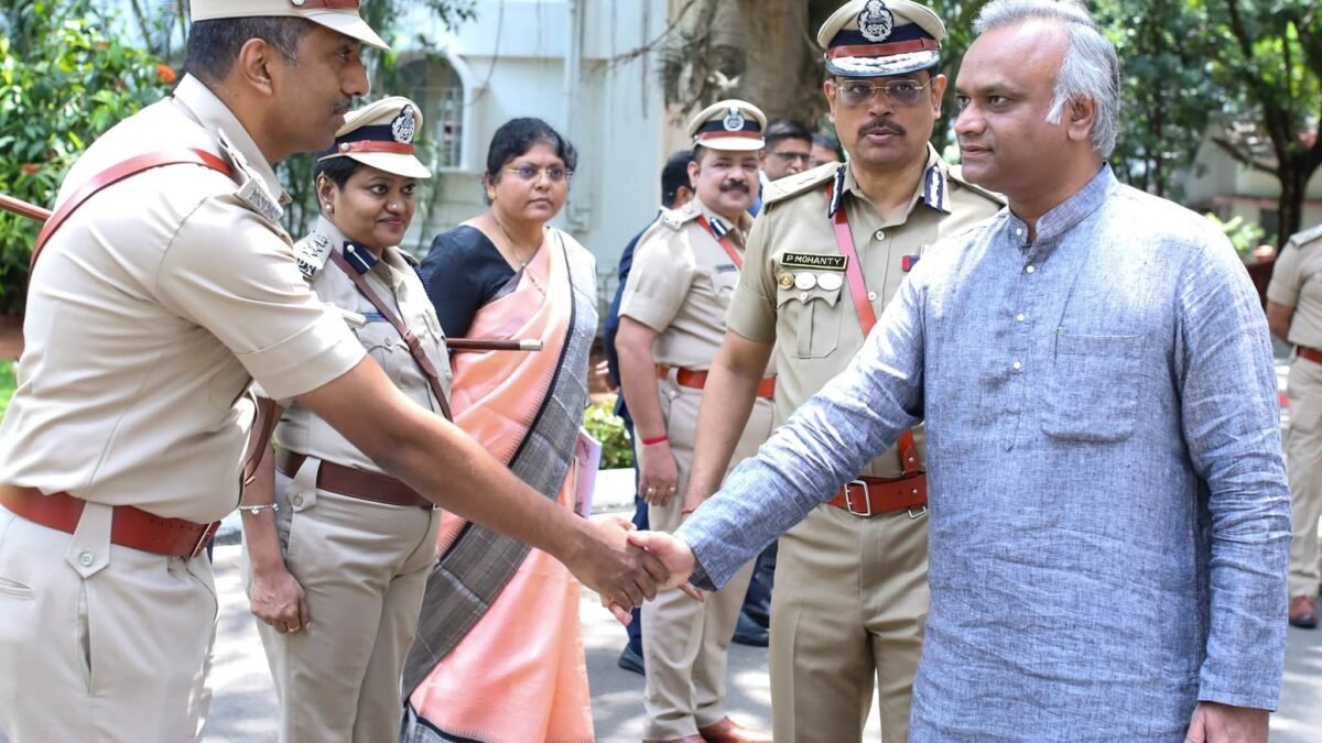 ಸಿಐಡಿ ಹಾಗೂ ಆರ್ಥಿಕ ಅಪರಾಧ ವಿಭಾಗದ ಹಿರಿಯ ಅಧಿಕಾರಿಗಳೊಂದಿಗೆ ಗೃಹ ಸಚಿವ ಪ್ರಿಯಾಂಕ್ ಖರ್ಗೆ ಮಹತ್ವದ ಸಭೆ; ಪ್ರಗತಿ ಪರಿಶೀಲನೆ