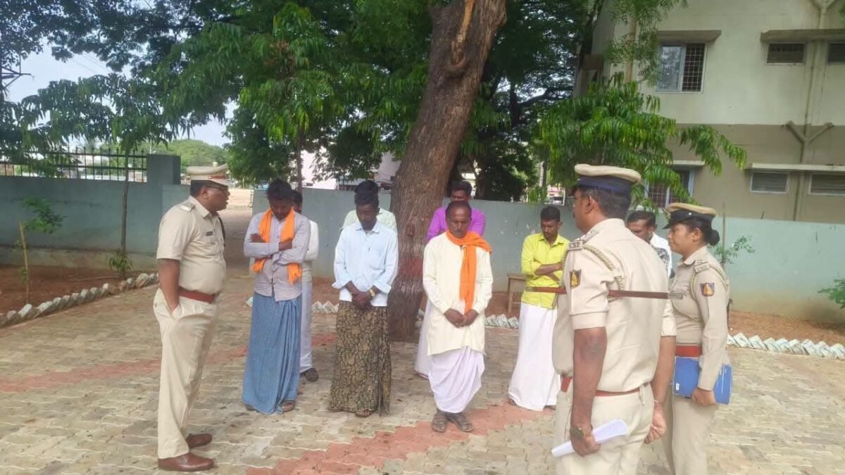 ಮೊಹರಂ ಹಿನ್ನೆಲೆ ರಾಯಚೂರು ಜಿಲ್ಲೆಯಲ್ಲಿ ಹೈ ಅಲರ್ಟ್: 1,560 ರೌಡಿಶೀಟರ್‌ಗಳಿಗೆ ಎಸ್ಪಿ ಅರುಣಾಂಗ್ಷು ಗಿರಿ ಖಡಕ್ ವಾರ್ನಿಂಗ್!