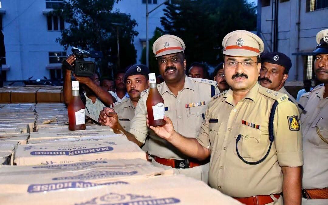 ಗೊಬ್ಬರದ ಚೀಲಗಳಡಿ ಕೋಟಿ ಕೋಟಿ ಮೌಲ್ಯದ ಗೋವಾ ಮದ್ಯ ಸಾಗಾಟ: ಹೈಟೆಕ್ ಅಂತರರಾಜ್ಯ ದಂಧೆ ಭೇದಿಸಿದ ವಿಜಯಪುರ ಪೊಲೀಸರು!