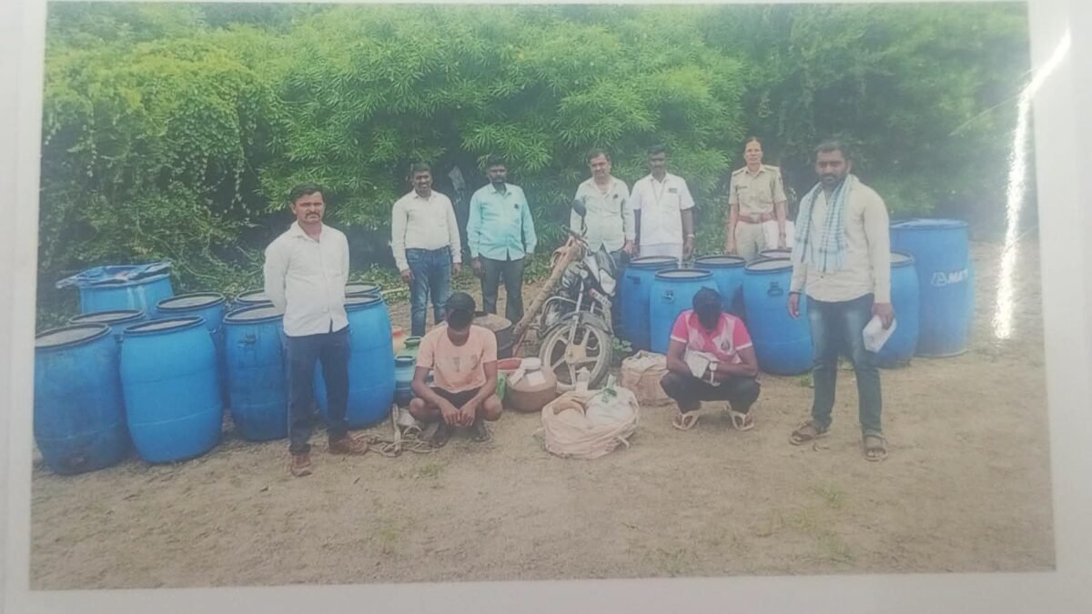 ಧಾರವಾಡ: ಹಳ್ಳದಲ್ಲಿ ಕಳ್ಳಭಟ್ಟಿ ತಯಾರಿಸುತ್ತಿದ್ದ ಇಬ್ಬರ ದಸ್ತಗಿರಿ; ದ್ವಿಚಕ್ರ ವಾಹನ, 1700 ಲೀಟರ್ ಬೆಲ್ಲದ ರಾಸಾಯನ ಜಪ್ತಿ