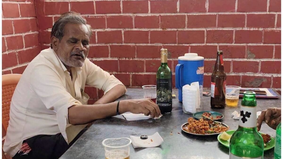 ವಿಜಯಪುರ: ಡ್ಯೂಟಿ ಟೈಂನಲ್ಲೇ ಎಣ್ಣೆ ಪಾರ್ಟಿ‌; KBJNL ಕಚೇರಿ ಸಿಬ್ಬಂದಿಗಳ ವಿರುದ್ಧ ಸಾರ್ವಜನಿಕರ ತೀವ್ರ ಆಕ್ರೋಶ!