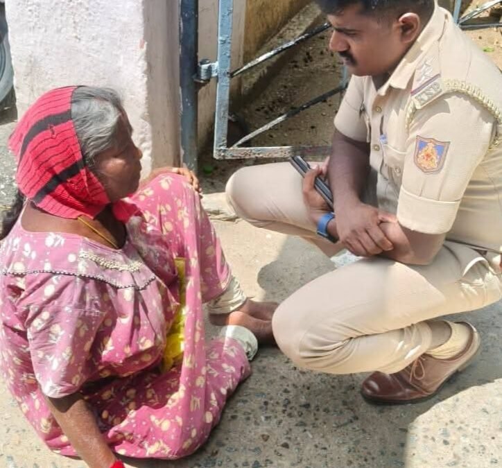 ಅಧಿಕಾರಕ್ಕಿಂತ ಮಾನವೀಯತೆಯೇ ದೊಡ್ಡದು: ನೆಲದ ಮೇಲೆಯೇ ಕುಳಿತು ವೃದ್ಧೆಯ ದೂರು ಆಲಿಸಿದ ಬೇತಮಂಗಲ ಪಿಎಸ್ಐ ತ್ಯಾಗರಾಜು ಜನಸ್ನೇಹಿ ಕಾರ್ಯಕ್ಕೆ ಶ್ಲಾಘನೆ!