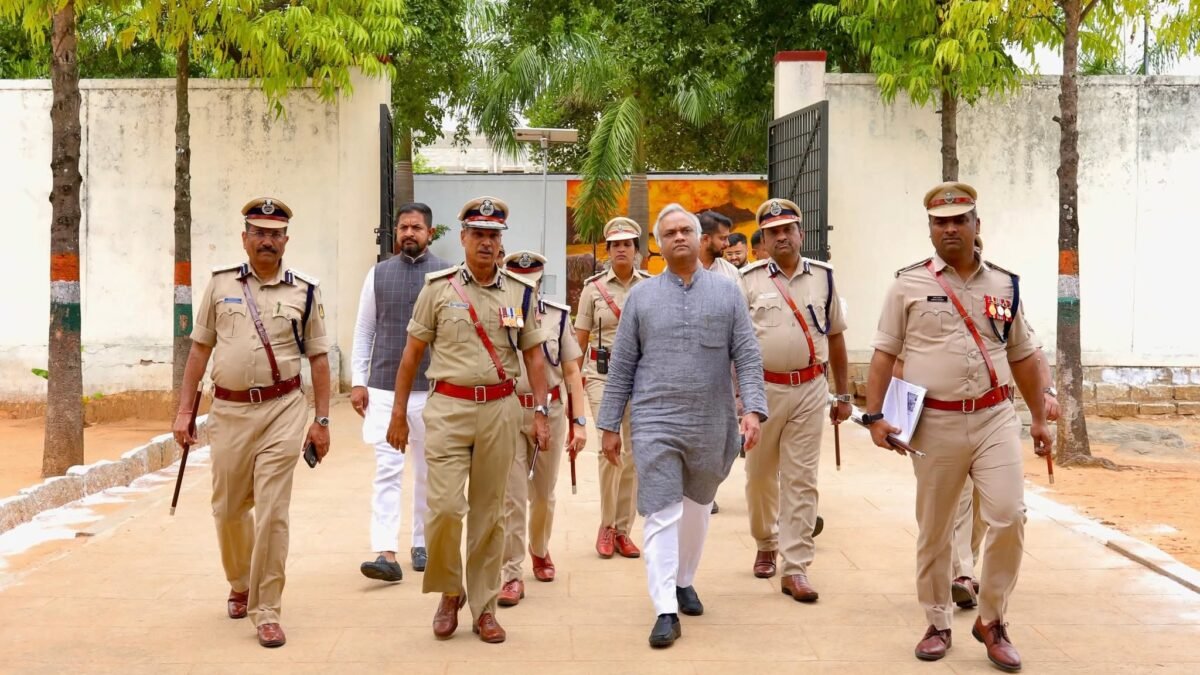 ಸನ್ನಡತೆ ಆಧಾರದ ಮೇಲೆ 24 ಕೈದಿಗಳ ಬಿಡುಗಡೆ: ಜೈಲುಗಳು ಕೇವಲ ಶಿಕ್ಷೆಯ ತಾಣಗಳಲ್ಲ, ಪರಿವರ್ತನಾ ಕೇಂದ್ರಗಳು – ಗೃಹ ಸಚಿವ ಪ್ರಿಯಾಂಕ್ ಖರ್ಗೆ