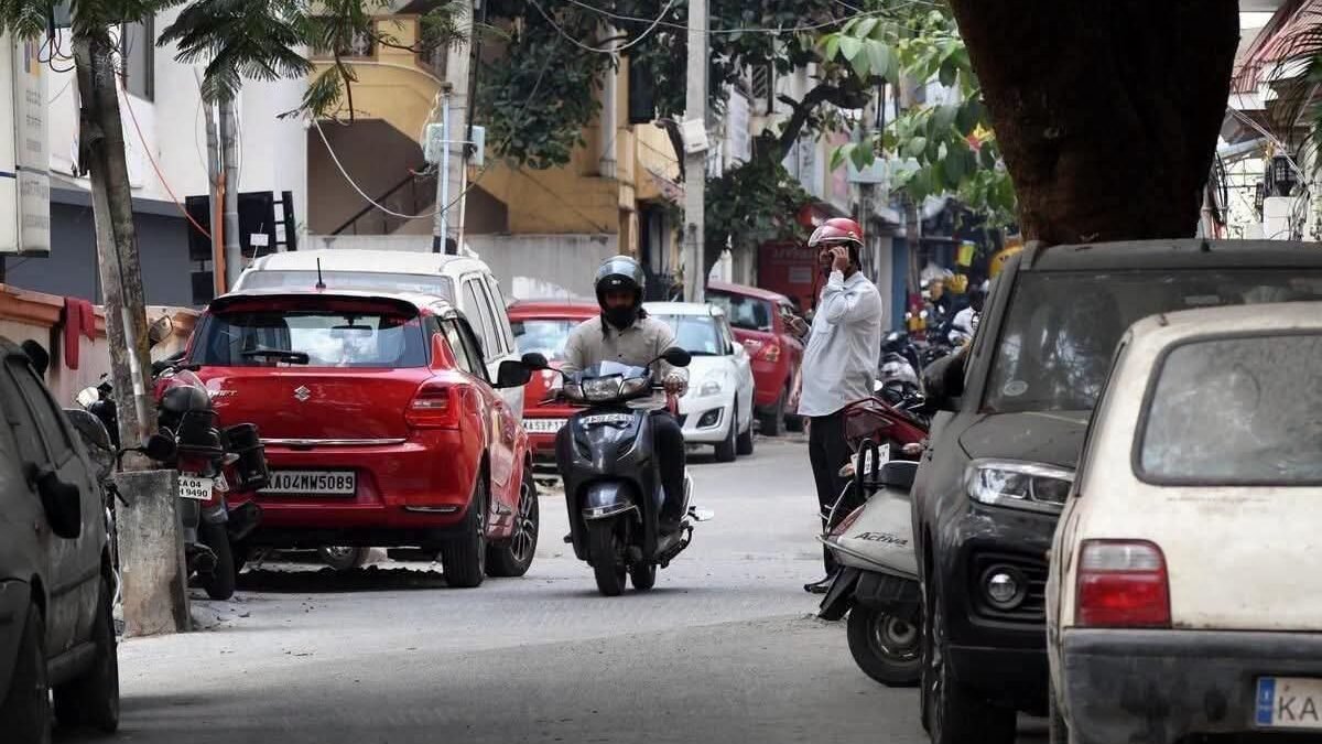 ಬೆಂಗಳೂರಿನಲ್ಲಿ ‘ರಸ್ತೆ ಅತಿಕ್ರಮಣ’ ದಂಧೆ: ಮನೆ ಮಾಲೀಕರಿಗೊಂದು ನ್ಯಾಯ, ಬೀದಿ ವ್ಯಾಪಾರಿಗಳಿಗೊಂದು ನ್ಯಾಯವೇ?