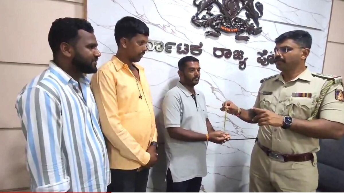 ಲೇಔಟ್‌ನಲ್ಲಿ ಅಡ್ಡಗಟ್ಟಿ ಚಿನ್ನದ ಸರ ಕಳವು: ಇಬ್ಬರು ಖದೀಮರ ಬಂಧನ, ಮಾಲೀಕನಿಗೆ ಒಡವೆ ಹಸ್ತಾಂತರ