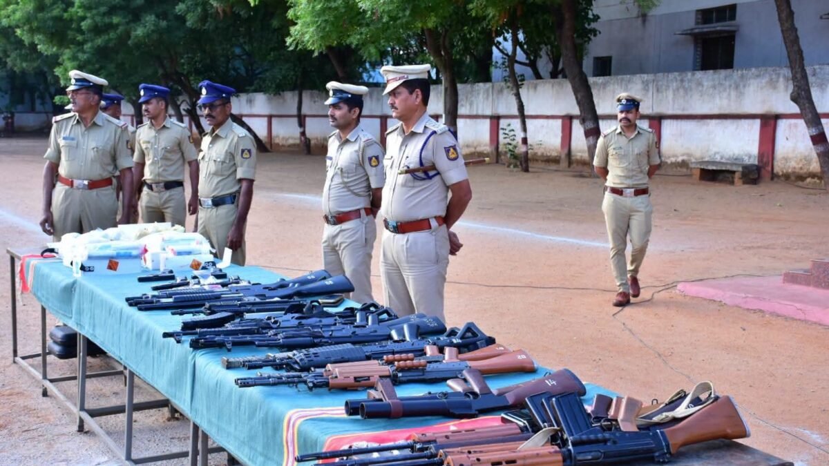 ಜಿಲ್ಲಾ ಪೊಲೀಸ್ ಕವಾಯತು ಮೈದಾನದಲ್ಲಿ ಶಸ್ತ್ರಾಸ್ತ್ರ ಮತ್ತು ಅಶ್ರುವಾಯು ಬಳಕೆ ಕುರಿತು ಪೊಲೀಸ್ ಸಿಬ್ಬಂದಿಗೆ ತರಬೇತಿ