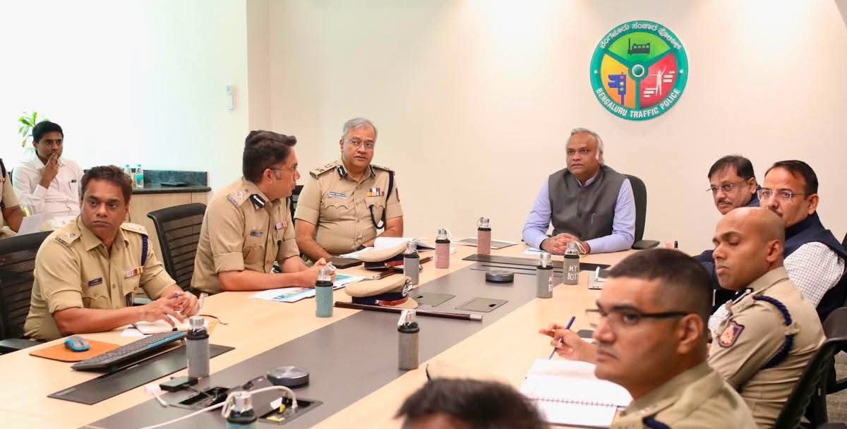 ಟ್ರಾಫಿಕ್ ಸಮಸ್ಯೆ ನಿವಾರಣೆಗೆ ಹಿರಿಯ ಪೊಲೀಸ್ ಅಧಿಕಾರಿಗಳೊಂದಿಗೆ ಗೃಹ ಸಚಿವರ ಮಹತ್ವದ ಸಭೆ; ಜಾಗತಿಕ ಮಾದರಿಗಳ ಅಧ್ಯಯನಕ್ಕೆ ಸೂಚನೆ
