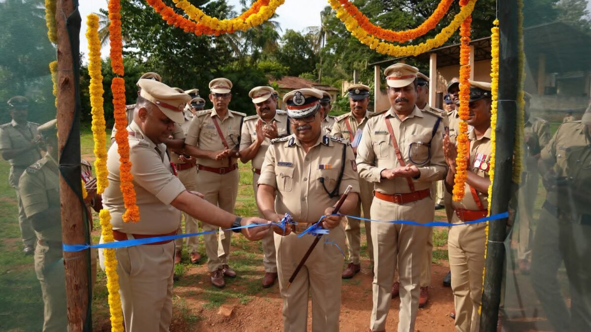 ಡಿ.ಎ.ಆರ್. ಘಟಕಕ್ಕೆ ಸಿಐಡಿ ಎಡಿಜಿಪಿ ಬಿಜಯ್ ಕುಮಾರ್ ಸಿಂಹ ಭೇಟಿ; ಸಸಿ ನೆಟ್ಟು ನೂತನ ಟೆನ್ನಿಸ್ ಕೋರ್ಟ್ ಉದ್ಘಾಟನೆ