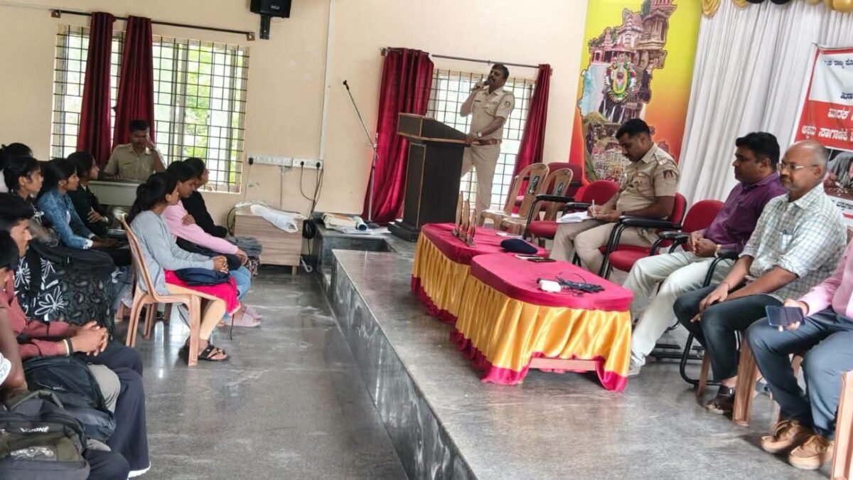 ಹುಣಸೂರಿನಲ್ಲಿ ‘ಡ್ರಗ್ಸ್ ಫ್ರೀ ಕರ್ನಾಟಕ’ ಅಭಿಯಾನ: ದೇವರಾಜ ಅರಸು ಕಾಲೇಜಿನಲ್ಲಿ ಮಾದಕ ವಸ್ತು ವಿರೋಧಿ ಜಾಗೃತಿ ಹಾಗೂ ಪ್ರಬಂಧ ಸ್ಪರ್ಧೆ