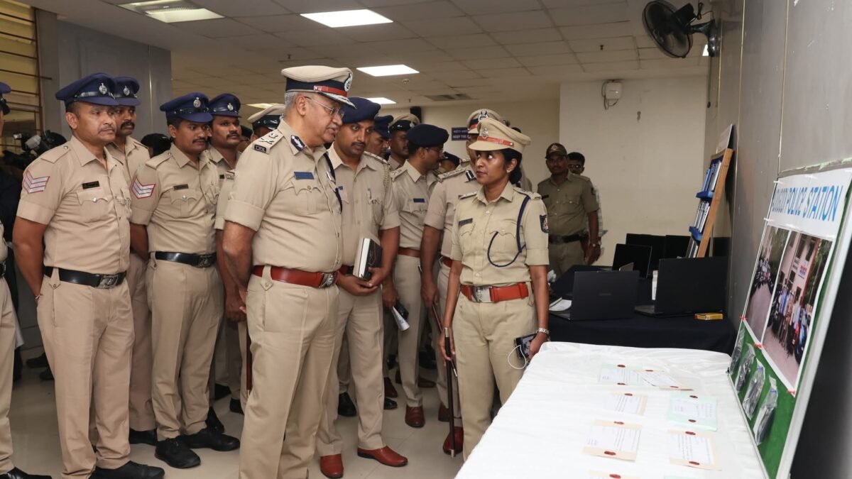 ಬೆಲೆಬಾಳುವ ಕಾರುಗಳಿಗೆ ನಕಲಿ RC ಕಾರ್ಡ್ ಸೃಷ್ಟಿಸಿ ಮಾರಾಟ ಮಾಡುತ್ತಿದ್ದ ನಾಲ್ವರ ಬಂಧನ – ₹1.74 ಕೋಟಿ ಮೌಲ್ಯದ 8 ಕಾರುಗಳು ವಶ