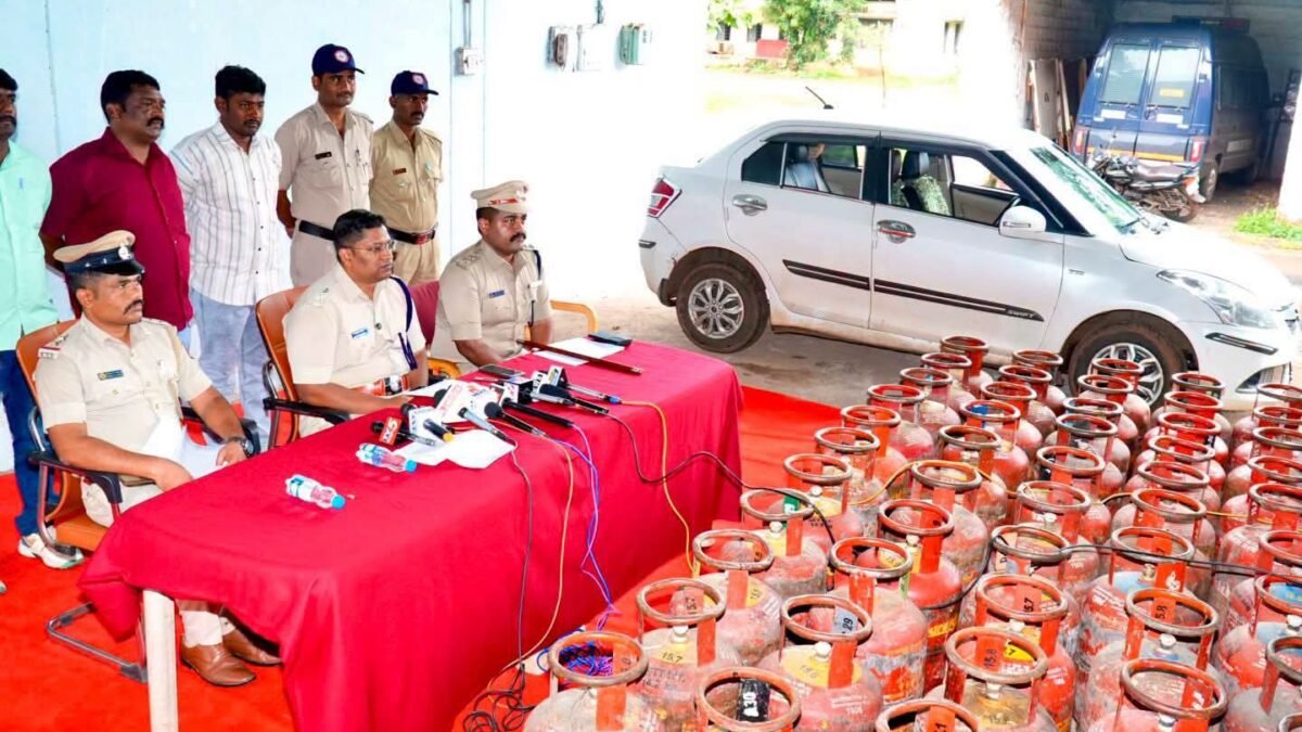 ಶಾಲೆಗಳಿಂದ ಕಳವಾಗಿದ್ದ 55 ಗ್ಯಾಸ್ ಸಿಲಿಂಡರ್‌ಗಳ ವಶ: ₹9.75 ಲಕ್ಷ ಮೌಲ್ಯದ ಸೊತ್ತು ಜಪ್ತಿ, ಆರೋಪಿಗಳ ಬಂಧನ