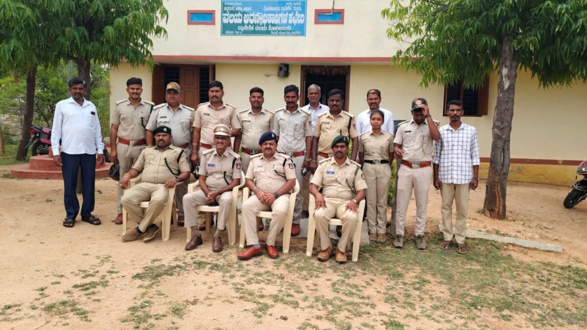 ನೆಚ್ಚಿನ ಅರಣ್ಯ ಅಧಿಕಾರಿ ವರ್ಗಾವಣೆ — ಕಂಬನಿ ಮಿಡಿದ ವನಪಾಲಕರು, ಹೂಮಳೆ ಸುರಿಸಿ ಭಾವನಾತ್ಮಕ ಬೀಳ್ಕೊಡುಗೆ!