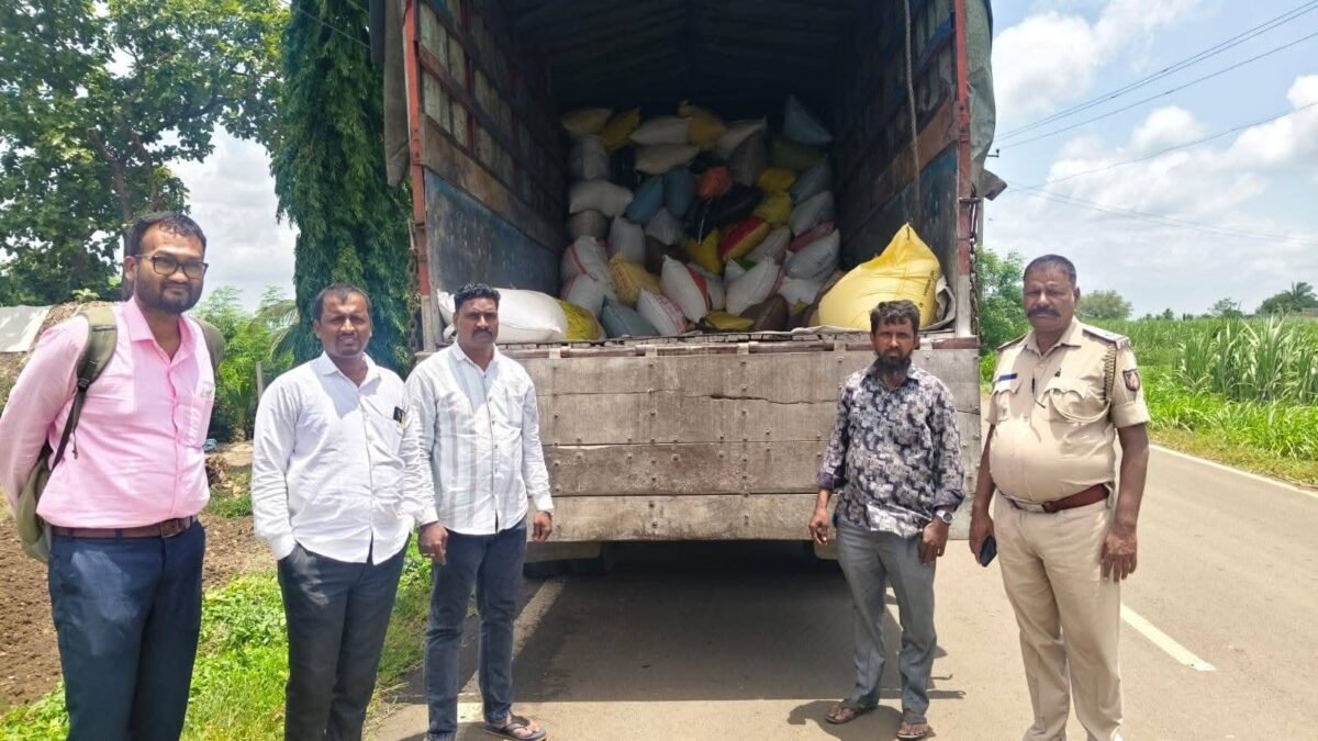 ಅಕ್ರಮ ಪಡಿತರ ಅಕ್ಕಿ ಸಾಗಾಟ: ಜಮಖಂಡಿ ಬಳಿ ದಾಳಿ ನಡೆಸಿದ ಆಹಾರ ಇಲಾಖೆ ಅಧಿಕಾರಿಗಳು – 13 ಕ್ವಿಂಟಾಲ್ ‘ಅನ್ನಭಾಗ್ಯ’ ಅಕ್ಕಿ ಜಪ್ತಿ!