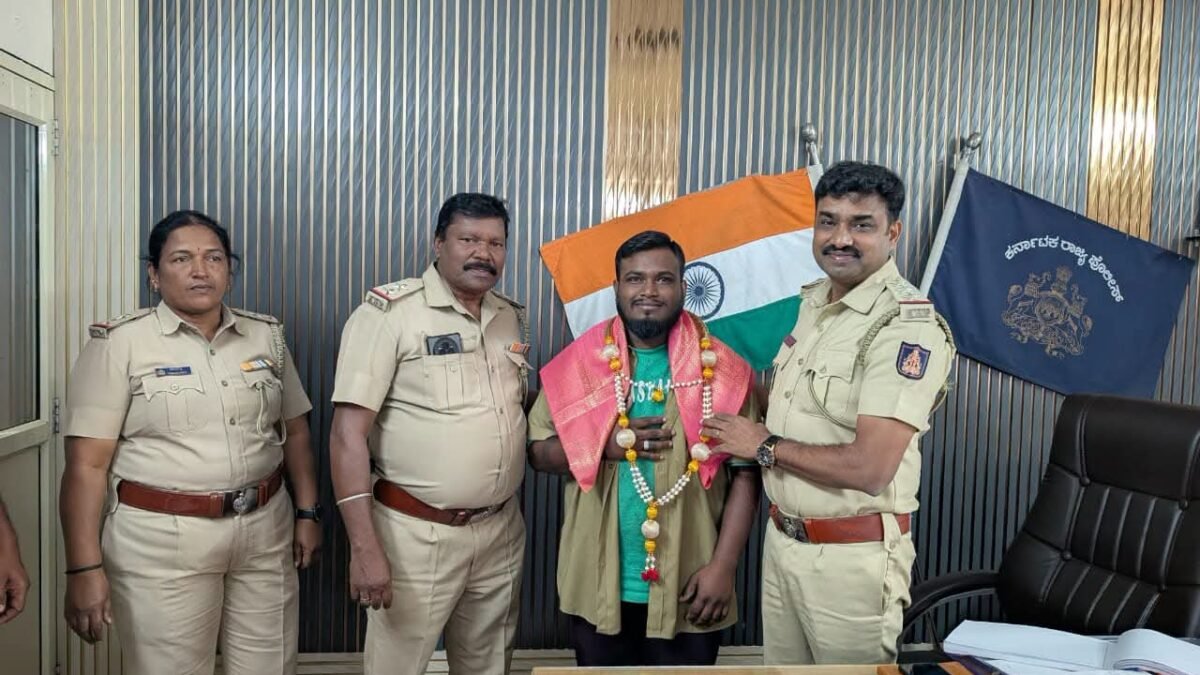 ಆಟೋದಲ್ಲಿ ಮರೆತುಬಂದಿದ್ದ 5 ಲಕ್ಷ ಹಣದ ಬ್ಯಾಗ್ ವಾಪಸ್: ಆಟೋ ಚಾಲಕನ ಪ್ರಾಮಾಣಿಕತೆಗೆ ವಿಜಯನಗರ ಪೊಲೀಸರಿಂದ ಸನ್ಮಾನ!