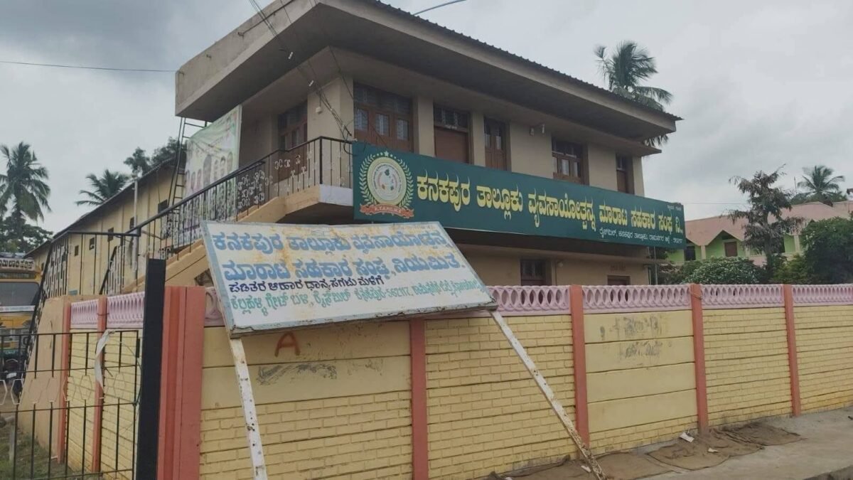 ಕನಕಪುರದಲ್ಲಿ ಅನ್ನಭಾಗ್ಯ ಅಕ್ಕಿ ಅಕ್ರಮ ಸಾಗಾಟ ಆರೋಪ: ಸಾರ್ವಜನಿಕರಿಂದ ವಾಹನ ತಡೆ