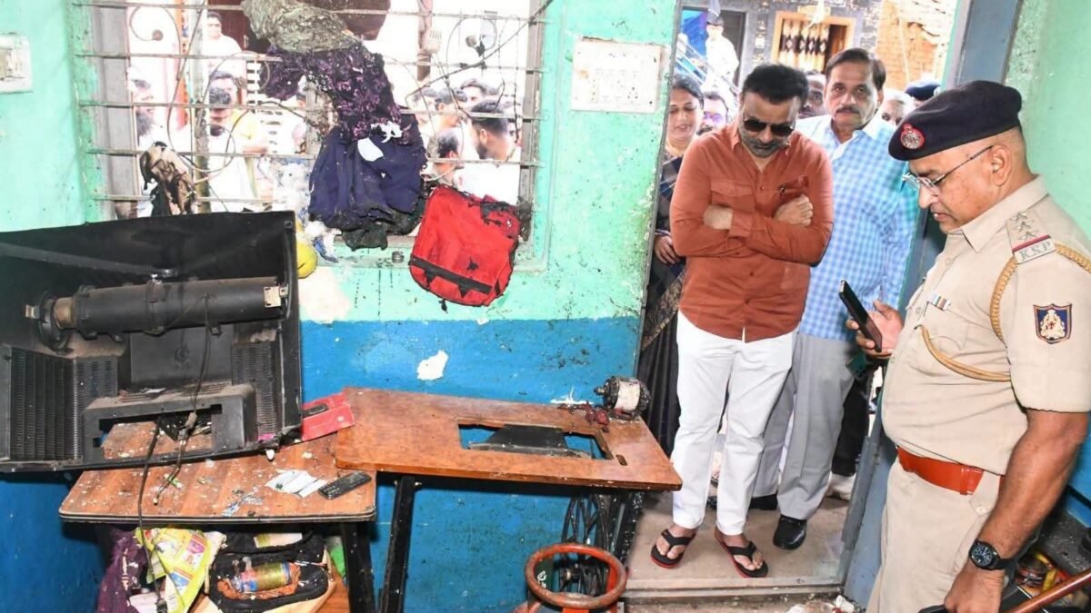 ಸಿಲಿಂಡರ್ ಸ್ಫೋಟ: ಸಂತ್ರಸ್ತ ಕುಟುಂಬಕ್ಕೆ ನೆರವಿನ ಹಸ್ತ ಚಾಚಿದ ಸಚಿವ ಸಂತೋಷ್ ಲಾಡ್!