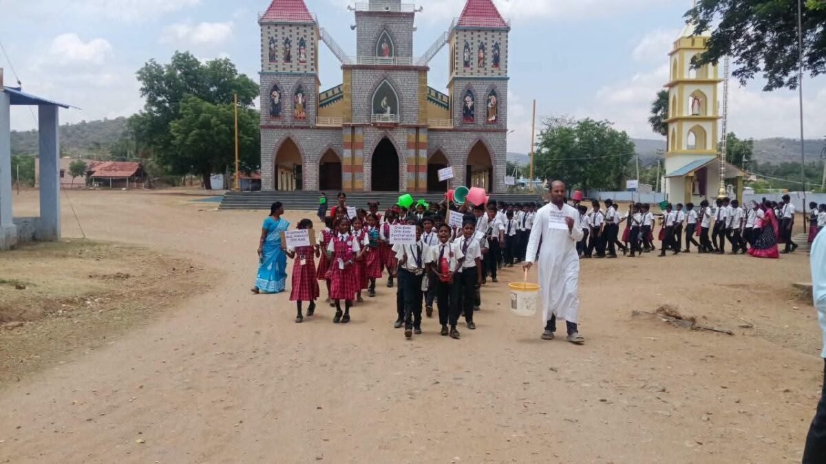 ಬಿಸಿಯೂಟಕ್ಕೇ ನೀರಿಲ್ಲ: ಖಾಲಿ ಬಿಂದಿಗೆ ಹಿಡಿದು ವಿದ್ಯಾರ್ಥಿಗಳ ವಿನೂತನ ಪ್ರತಿಭಟನೆ!