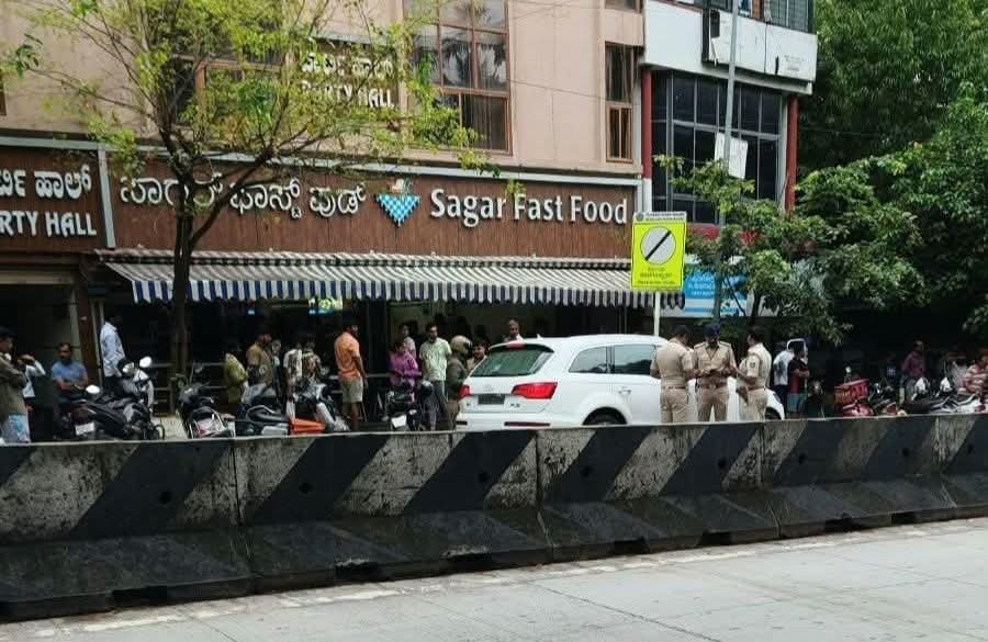 ಆಡಿ ಕಾರಿನಲ್ಲಿ ವ್ಯಕ್ತಿಯ ಮೃತದೇಹ ಪತ್ತೆ: ಹೃದಯಾಘಾತದಿಂದ ಸಾವನ್ನಪ್ಪಿರುವ ಶಂಕೆ!