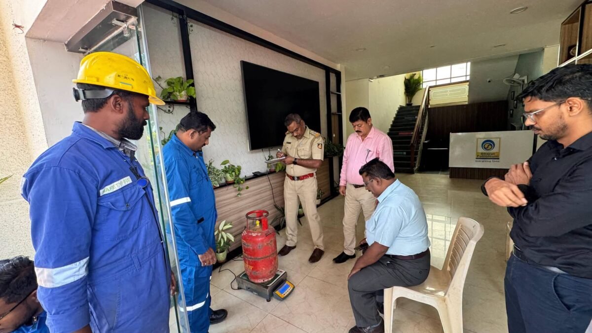 LPG ಸಿಲಿಂಡರ್ ಗ್ರಾಹಕರೇ ಎಚ್ಚರ: ಬಾಟ್ಲಿಂಗ್ ಘಟಕಗಳ ಮೇಲೆ ‘ಮಿಷನ್ ನಿಖರ’ ದಾಳಿ, ಕಮ್ಮಿ ತೂಕದ ಸಿಲಿಂಡರ್ ಪತ್ತೆ!