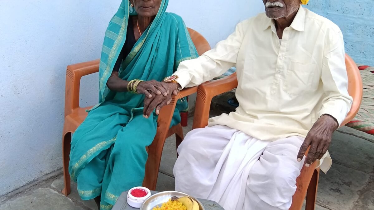 ಶತಾಯುಷಿ ಅಣ್ಣನಿಗೆ 90ರ ಹರೆಯದ ತಂಗಿಯಿಂದ ರಕ್ಷಾ ಬಂಧನ: ಬುಟ್ನಾಳ ಗ್ರಾಮದಲ್ಲಿ ಮುಪ್ಪಿನಲ್ಲೂ ಮಾಗದ ಒಡಹುಟ್ಟಿದವರ ಪ್ರೀತಿ!