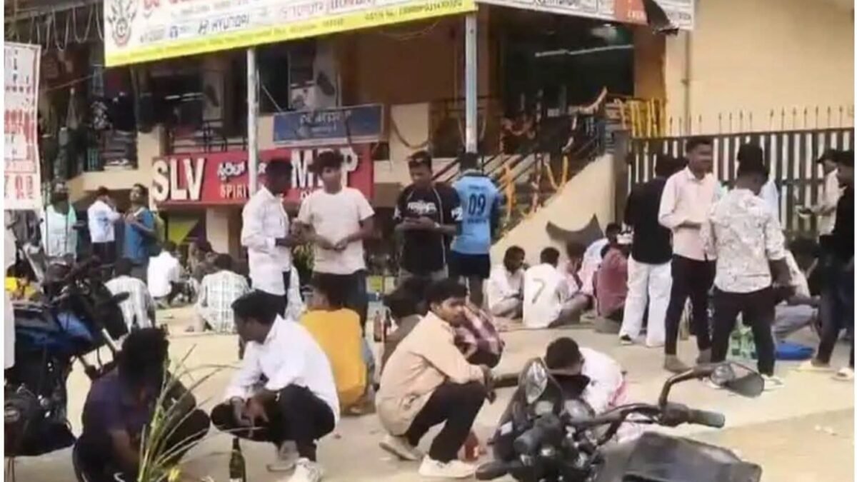 ಆನೇಕಲ್: ರಸ್ತೆ ಬದಿಯಲ್ಲೇ ಬಯಲು ಮದ್ಯಪಾನ – ಸಾರ್ವಜನಿಕರು ಹಾಗೂ ಮಹಿಳೆಯರ ಪರದಾಟ