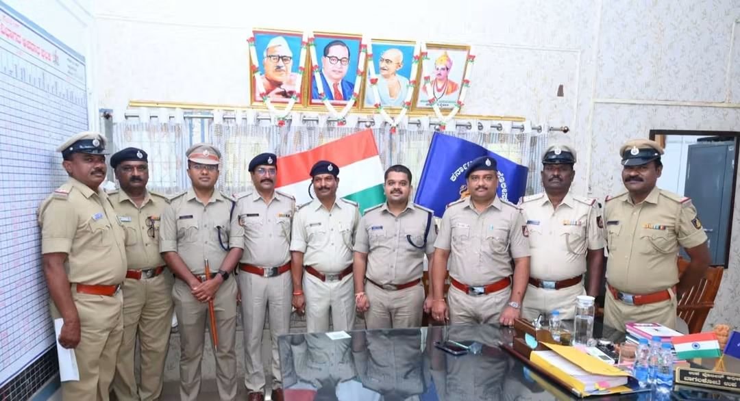 ಗಣೇಶೋತ್ಸವ ಬಂದೋಬಸ್ತ್‌ನಲ್ಲಿ ಅತ್ಯುತ್ತಮ ಸೇವೆ: ಬಾಗಲಕೋಟೆ ಪೊಲೀಸ್ ಅಧಿಕಾರಿ ಹಾಗೂ ಸಿಬ್ಬಂದಿಗೆ ಪ್ರಶಂಸನಾ ಪತ್ರ, ನಗದು ಬಹುಮಾನ