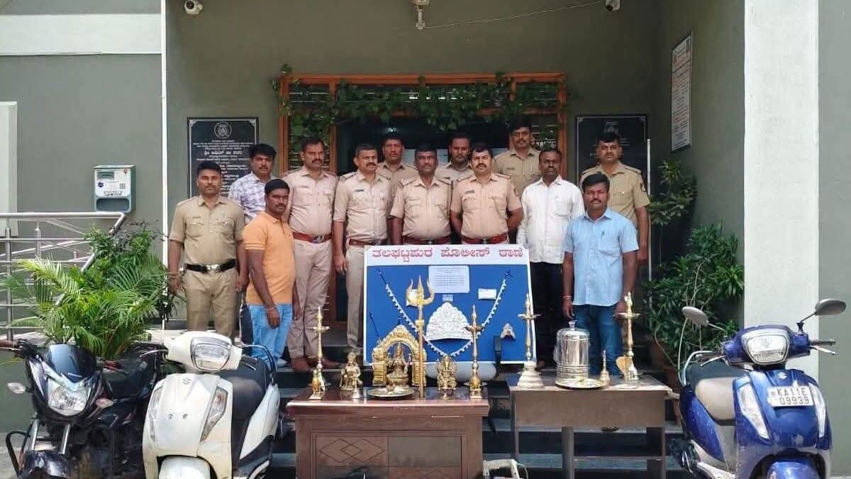 ದೇವಸ್ಥಾನಗಳನ್ನೇ ಟಾರ್ಗೆಟ್ ಮಾಡಿ ವಿಗ್ರಹ ಕಳ್ಳತನ ಮಾಡುತ್ತಿದ್ದ ಕುಖ್ಯಾತ ಕಳ್ಳರ ಸೆರೆ; ಇಬ್ಬರ ಬಂಧನ, ವಿವಿಧ ದೇವಸ್ಥಾನಗಳ ಪವಿತ್ರ ವಿಗ್ರಹಗಳು ವಶ!