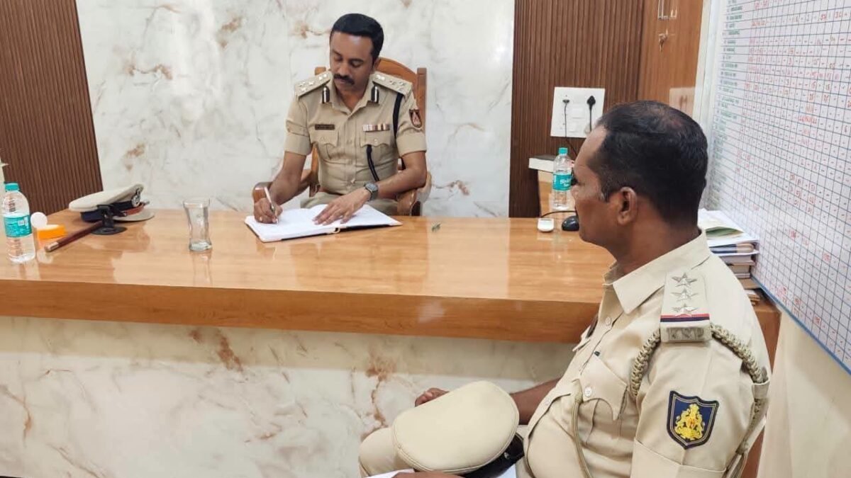 ವಿಶ್ವವಿದ್ಯಾಲಯ ಪೊಲೀಸ್ ಠಾಣೆಗೆ ನಗರ ಪೊಲೀಸ್ ಆಯುಕ್ತ ಡಾ. ಶರಣಪ್ಪ ಎಸ್.ಡಿ. ಭೇಟಿ; ಬಾಕಿ ಪ್ರಕರಣಗಳ ಪರಿಶೀಲನೆ!
