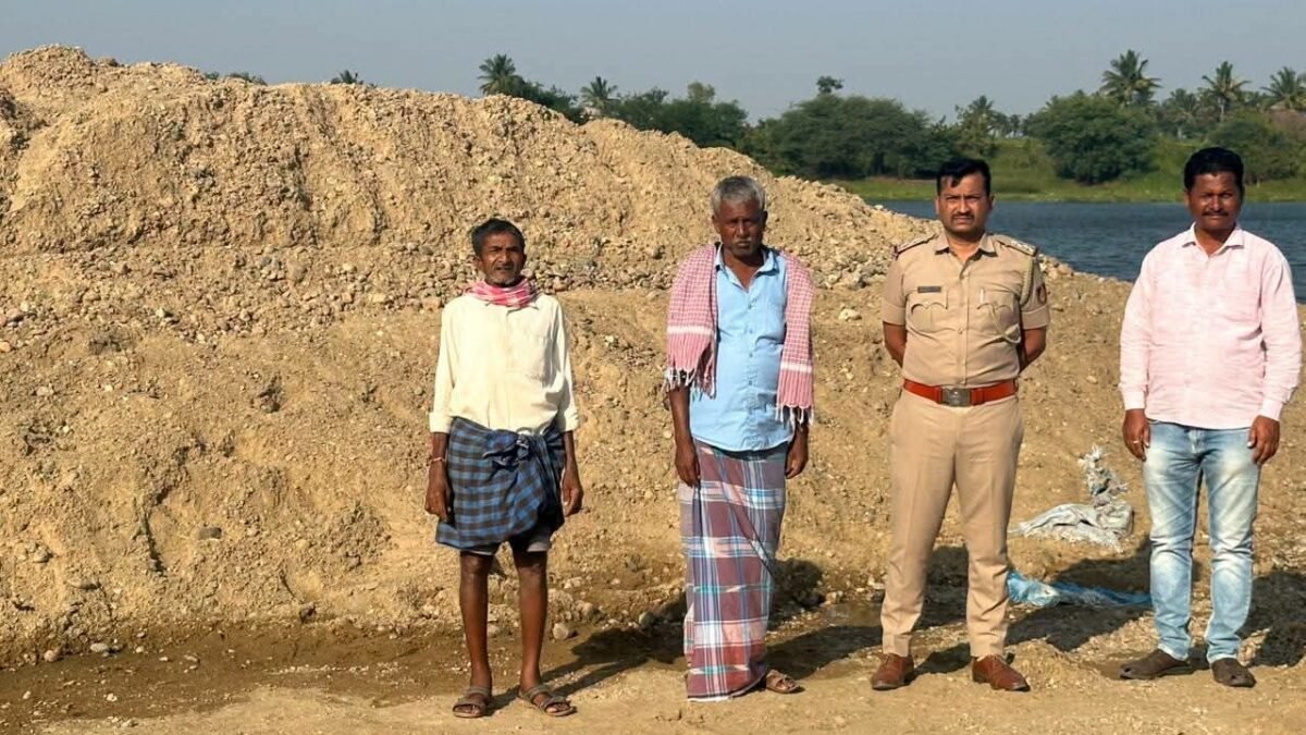 ಗಳಗನಾಥದಲ್ಲಿ ತುಂಗಭದ್ರಾ ನದಿ ಪಾತ್ರದಿಂದ 30 ಮೆಟ್ರಿಕ್ ಟನ್ ಮರಳು ಕಳವು: ಕಳ್ಳರ ಪತ್ತೆಗೆ ಗುತ್ತಲ ಪೊಲೀಸರ ಬಲೆ